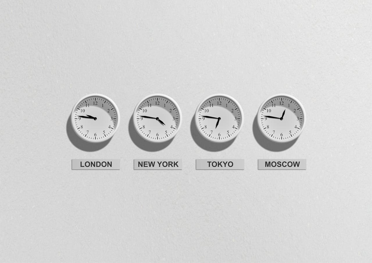 London, New York, Tokyo and Moscow time zone clocks